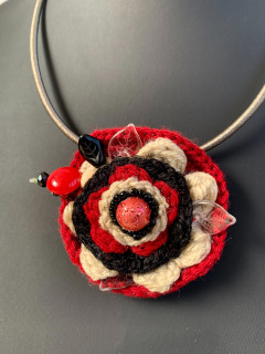 Broche-collier Fleur en rouge et noir