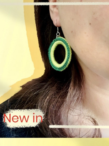 Boucles d’oreilles créoles bohèmes en tressage beige et vert d’eau – fait main