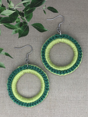 Pendientes de aro bohemios en tejido beige y verde agua – hechos a mano