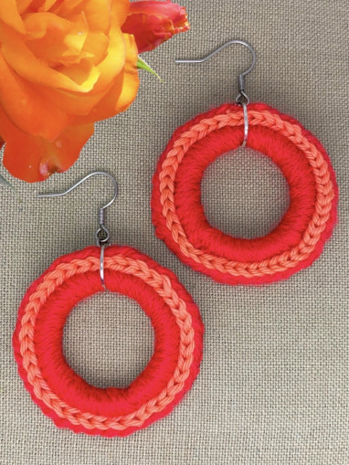 Boucles d’oreilles créoles bohèmes en tressage beige et vert d’eau – fait main