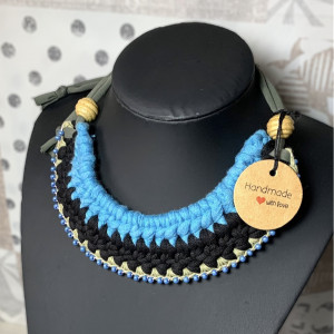 Collier plastron tissé bleu et noir avec perles
