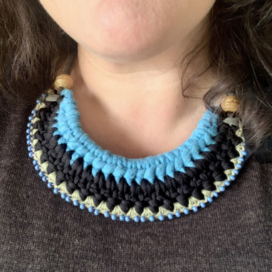 Collier plastron tissé bleu et noir avec perles