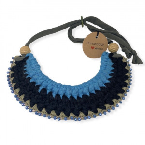 Collar tipo plastron tejido en azul y negro con perlas