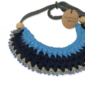 Collier plastron tissé bleu et noir avec perles