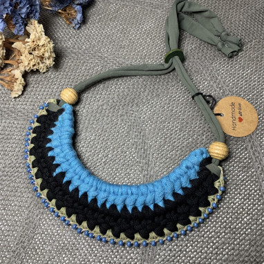 Collar tipo plastron tejido en azul y negro con perlas