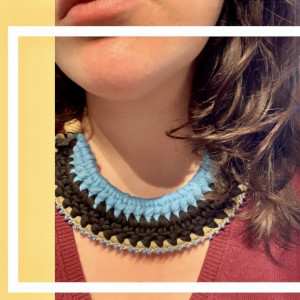 Collar tipo plastron tejido en azul y negro con perlas