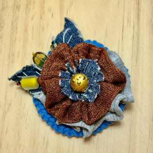 Broche-collar Flores en vaqueros y marrón