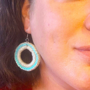 Boucles d’oreilles créoles bohèmes en tressage beige et vert d’eau – fait main