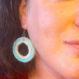 Boucles d’oreilles créoles bohèmes en tressage beige et vert d’eau – fait main