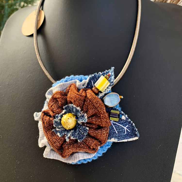 Broche-collar Flores en vaqueros y marrón