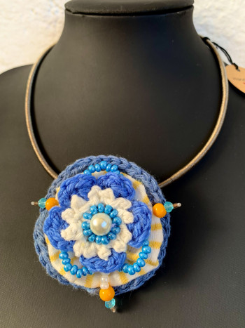 Broche-collar Flores en azul y amarillo