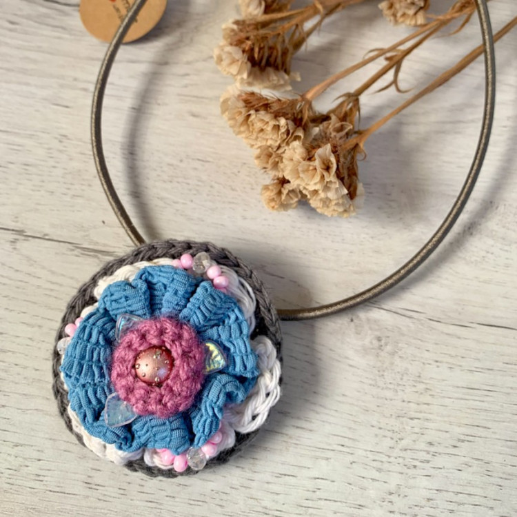Broche-collar Flores en azul y rosa