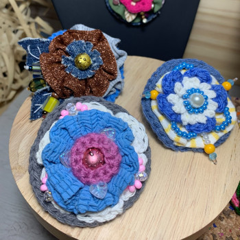 Broche-collar Flores en azul y amarillo