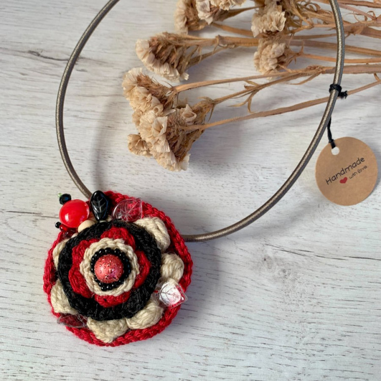 Flower necklace brooch in red and black