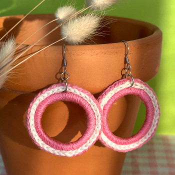 Boucles d’oreilles créoles bohèmes en tressage beige et vert d’eau – fait main