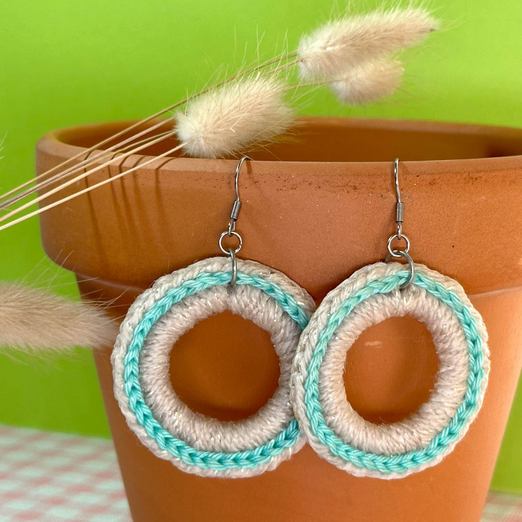 Boucles d’oreilles créoles bohèmes en tressage beige et vert d’eau – fait main