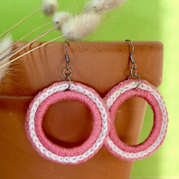 Boucles d’oreilles créoles bohèmes en tressage beige et vert d’eau – fait main