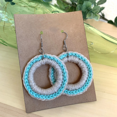 Pendientes de aro bohemios en tejido beige y verde agua – hechos a mano
