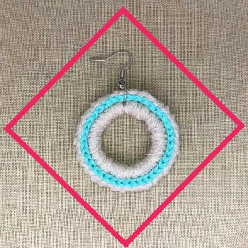 Boucles d’oreilles créoles bohèmes en tressage beige et vert d’eau – fait main