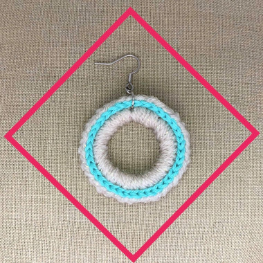 Boucles d’oreilles créoles bohèmes en tressage beige et vert d’eau – fait main