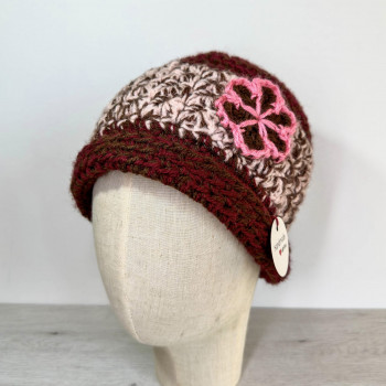 Gorro burdeos para mujer - Flor de ganchillo