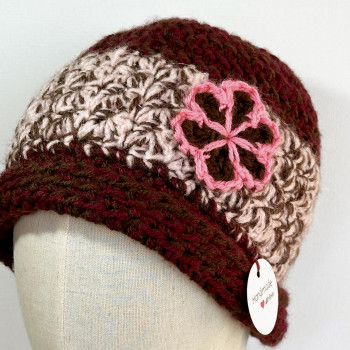 Gorro burdeos para mujer - Flor de ganchillo