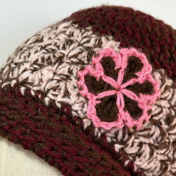 Gorro burdeos para mujer - Flor de ganchillo