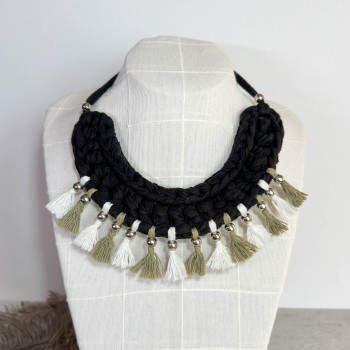 Collar babero étnico con borlas