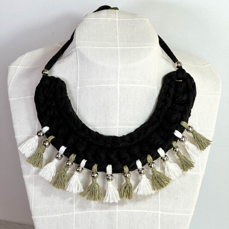 Collier plastron ethnique à pompons