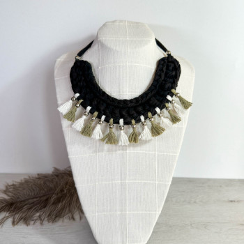 Collier plastron ethnique à pompons