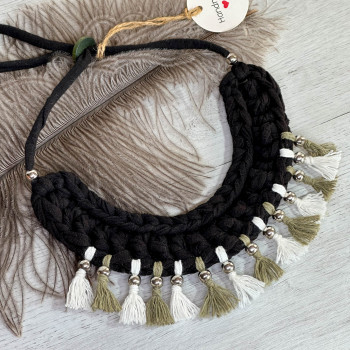 Collier plastron ethnique à pompons