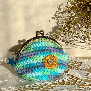 Vintage coin purse - click closure