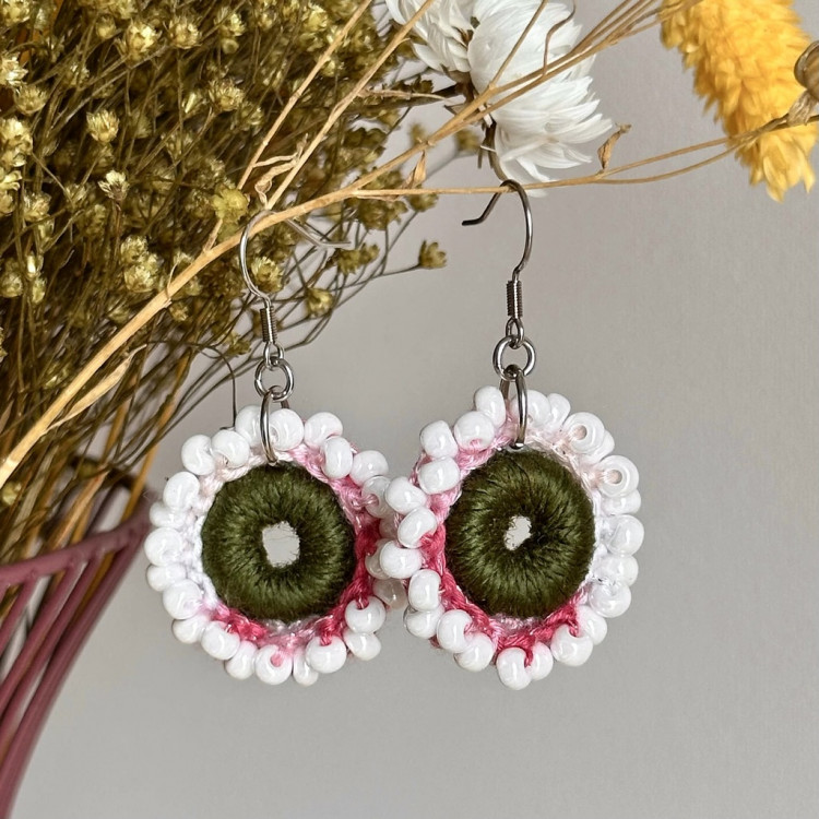 Pendientes Flor de Rocío – hechos a mano, perlas de vidrio, estilo bohemio luminoso