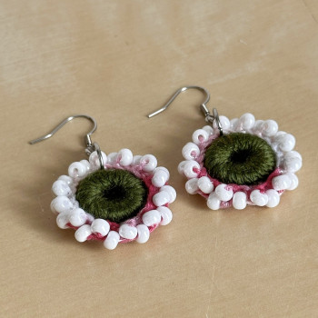 Boucles d’oreilles Fleur de Rosée – crochetées à la main, perles en verre, bijou bohème lumineux