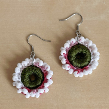 Pendientes Flor de Rocío – hechos a mano, perlas de vidrio, estilo bohemio luminoso