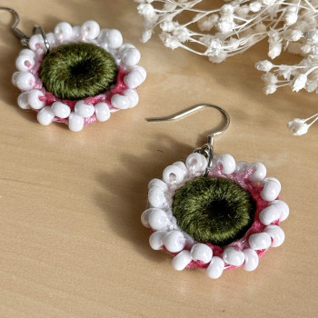 Boucles d’oreilles Fleur de Rosée – crochetées à la main, perles en verre, bijou bohème lumineux
