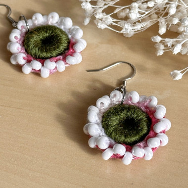 Pendientes Flor de Rocío – hechos a mano, perlas de vidrio, estilo bohemio luminoso