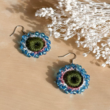 Pendientes Flor de Rocío – hechos a mano, perlas de vidrio, estilo bohemio luminoso