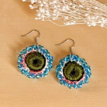 Pendientes Flor de Rocío – hechos a mano, perlas de vidrio, estilo bohemio luminoso