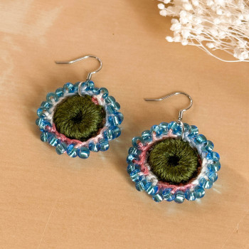 Pendientes Flor de Rocío – hechos a mano, perlas de vidrio, estilo bohemio luminoso