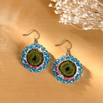 Boucles d’oreilles Fleur de Rosée – crochetées à la main, perles en verre, bijou bohème lumineux