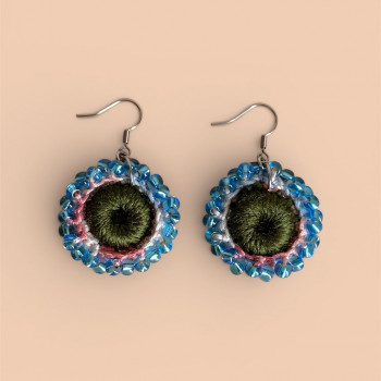 Pendientes Flor de Rocío – hechos a mano, perlas de vidrio, estilo bohemio luminoso