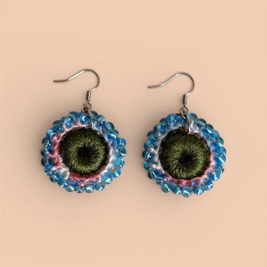 Pendientes Flor de Rocío – hechos a mano, perlas de vidrio, estilo bohemio luminoso