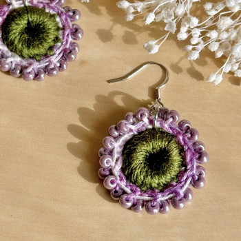 Boucles d’oreilles Fleur de Rosée – crochetées à la main, perles en verre, bijou bohème lumineux