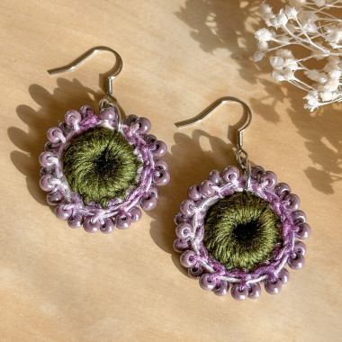 Boucles d’oreilles Fleur de Rosée – crochetées à la main, perles en verre, bijou bohème lumineux