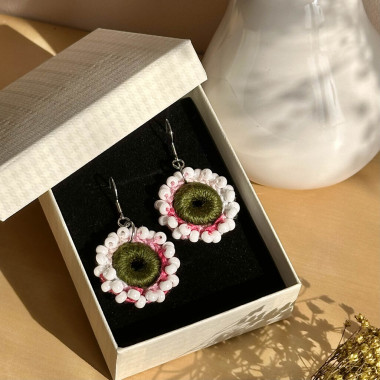 Pendientes Flor de Rocío – hechos a mano, perlas de vidrio, estilo bohemio luminoso