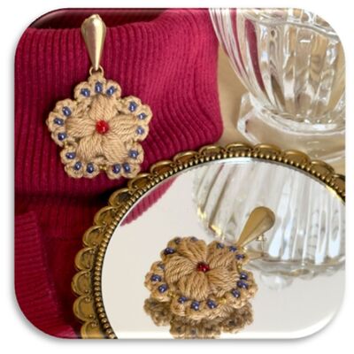 Boucles d'oreille fleur beige perles bleus.jpg