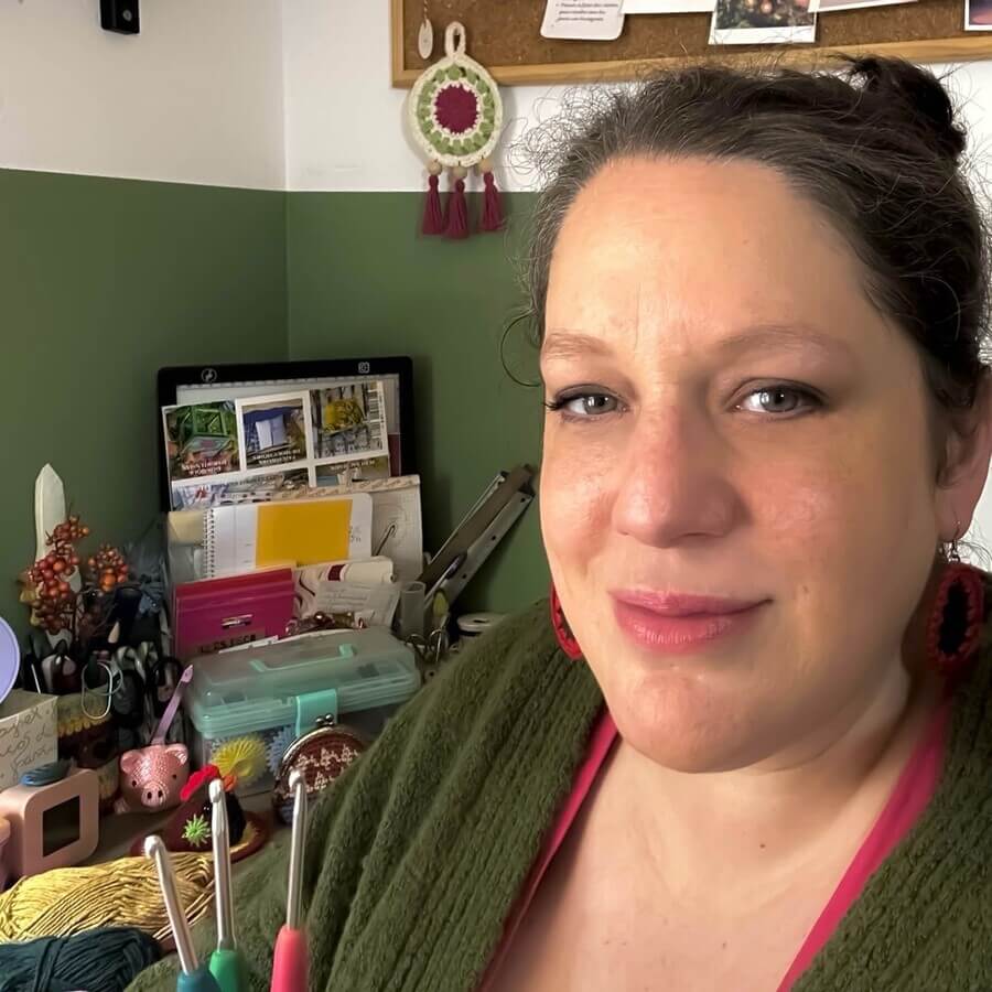 Retrato de la diseñadora Bohem Color en su talle.jpg